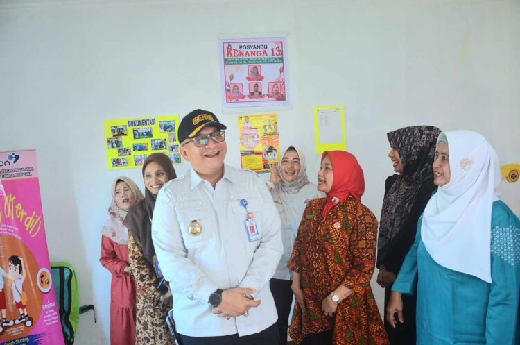 Penjabat (Pj) Wali Kota Padang Andree Algamar melihat-lihat Pos Pelayanan Terpadu (Posyandu) Kenanga 13, yang berlokasi di Perumahan Wisma Indah Lestari Tahap 3, RT 06 RW 11, Kelurahan Padang Sarai, Kecamatan Koto Tangah, Kamis (16/1). Dana