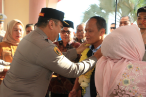 Wakapolda Sumbar Brigjen Pol Gupuh Setiyono bersama forkopimda Sumbar menyambut kedatangan Kapolda Sumbar Irjen Pol Dr. Gatot Tri Suryanta