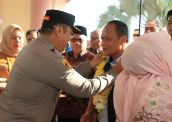 Wakapolda Sumbar Brigjen Pol Gupuh Setiyono bersama forkopimda Sumbar menyambut kedatangan Kapolda Sumbar Irjen Pol Dr. Gatot Tri Suryanta