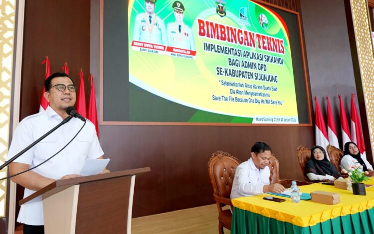 Sekretaris Daerah Kabupaten Sijunjung, Zefnihan membuka Bimtek Implementasi Aplikasi Sistim Informasi Kearsipan Dinamis Terintegrasi (Srikandi) bagi Admin OPD se- Kabupaten Sijunjung, Rabu (22/1). IST