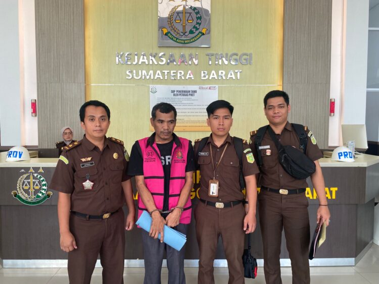 Penyidik Kejati Sumbar menyerahkan tersangka AC (45) bersama barang bukti kepada Jaksa Penuntut Umum (JPU), Rabu (22/1). IST