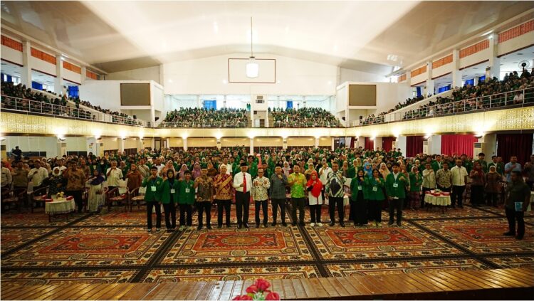 Rektor UNAND Efa Yonnedi, Gubernur Sumbar Mahyeldi dan peserta KKN foto bersama. IST