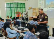 Cetak Generasi Taat Hukum, Wakajati Sumbar Mengajar di SMK 5 Padang