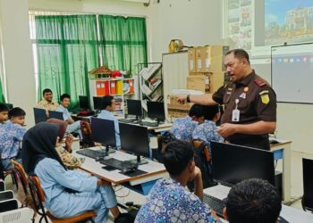 Cetak Generasi Taat Hukum, Wakajati Sumbar Mengajar di SMK 5 Padang