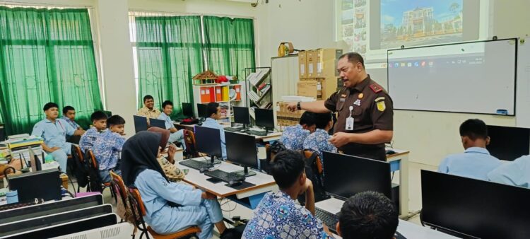 WAKAJATI MENGAJAR – Program jaksa mengajar dilakukan di SMK 5 Padang, Selasa (21/1). WINDA