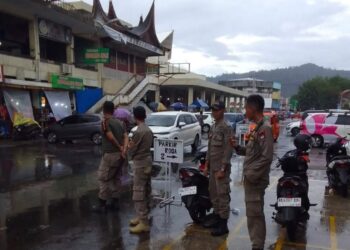 Satpol PP melakukan pengawasan di Badan Jalan Pasar Raya Padang. RAMADHANA.
