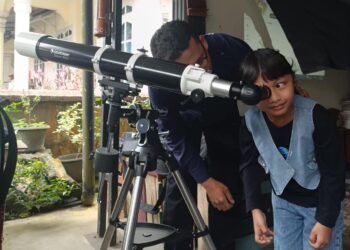 MELALUI TELESKOP - Adeeva, Salah seorang peserta membaca nyaring dan belajar astronomi di Ruang Baca Rimba Bulan saat melihat keindahan langit melalui teleskop. APIZRAJOALAM