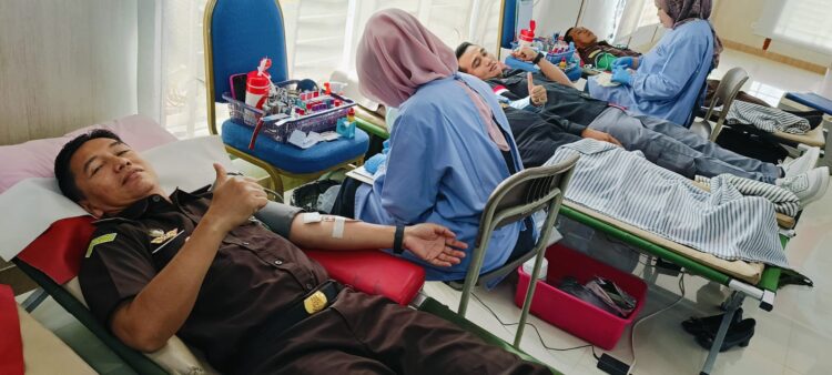 DONOR DARAH – Asintel Kejati Sumbar, Efendri Eka Saputra saat donor darah, Selasa (21/1) di Kantor Kejati Sumbar. WINDA
