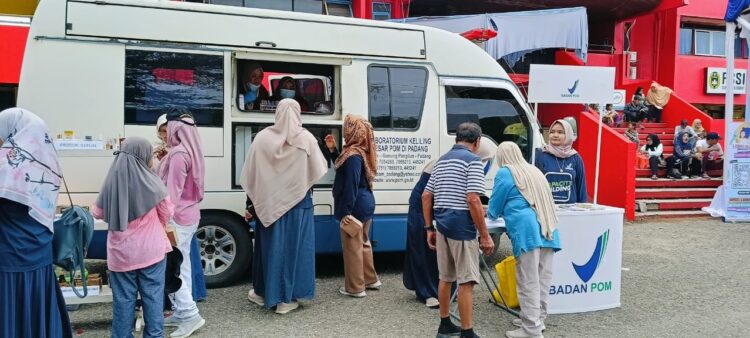 BERIKAN EDUKASI – BBPOM di Padang hadir di CFD Gor Agus Salim memberikan edukasi dan hadiah pada rangkaian HUT BPOM ke-24, Minggu (19/1). WINDA