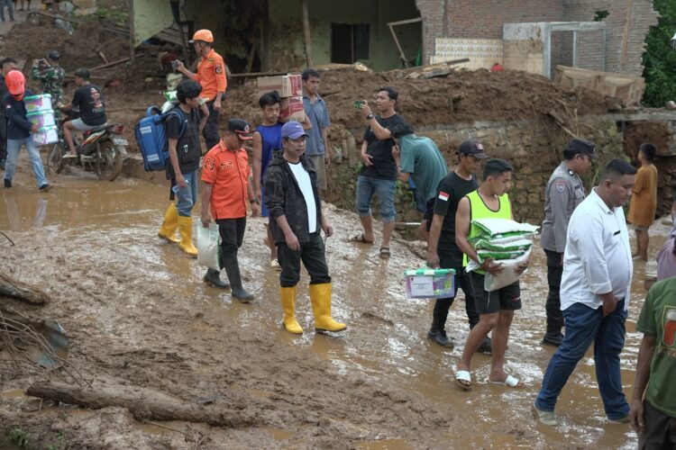 Distribusi bantuan logistik kepada masyarakat terdampak di Dusun Tamasapi, Kecamatan Mamuju, Kabupaten Mamuju, Sulawesi Barat, Rabu (29/1). 
Sumber foto : BPBD Kabupaten Mamuju