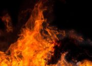 Pagi Ini Petugas Damkar Masih Padamkan Api di Glodok Plaza