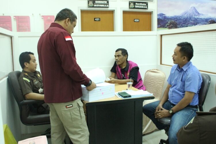 Tersangka AC (45), bersama barang bukti, telah diserahkan penyidik Kejaksaan Tinggi (Kejati) Sumbar ke jaksa penuntut umum (JPU) (tahap II), Rabu (22/1). IST