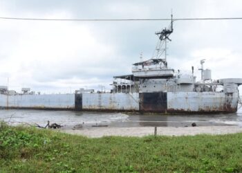 Swafoto dengan KRI Teluk Bone 511