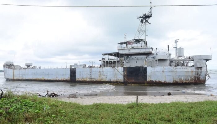 Swafoto dengan KRI Teluk Bone 511