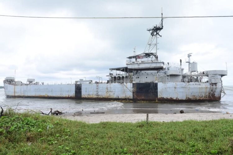 Terparkir di tepi pantai di kawasan wisata Talao Pauh, KRI Teluk Bone berhasil menarik perhatian pengunjung.MITHA