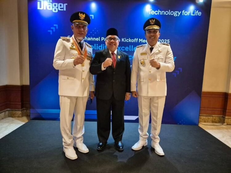 Ketua DPRD Sumbar, Muhidi (tengah) bersama dengan Gubernur dan Wakil Gubernur Sumbar terpilih Mahyeldi Ansharullah-Vasko Ruseimy saat prosesi pelantikan kepala daerah di Istana Kepresidenan RI, Kamis (20/2). IST