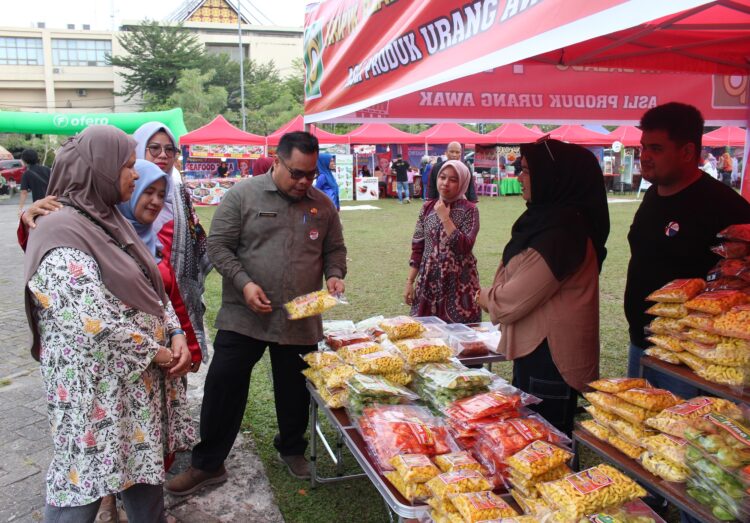 Kadis Koperasi dan UMKM Kota Padang Fauzan Ibnovi mengunjungi stan pada festival kulek-kulek. IST