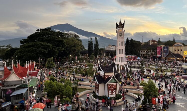 Jadi ikonnya Kota Bukittinggi sebagai kota wisata. Jam Gadang dengan letak strategisnya menampilkan lanskap yang indah sehingga menjadikan tempat favorit kunjungan wisatawan. DOK.HALUAN