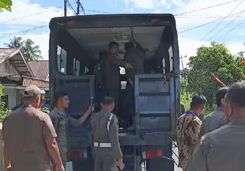 Satuan Polisi Pamong Praja (Satpol PP) Kota Pariaman merazia pelajar yang diduga bolos pada jam pelajaran sekolah, Senin (3/2). MITHA