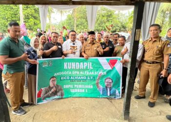 Anggota DPR RI, Rico Alviano Serahkan Bantuan untuk Masyarakat Kota Padang