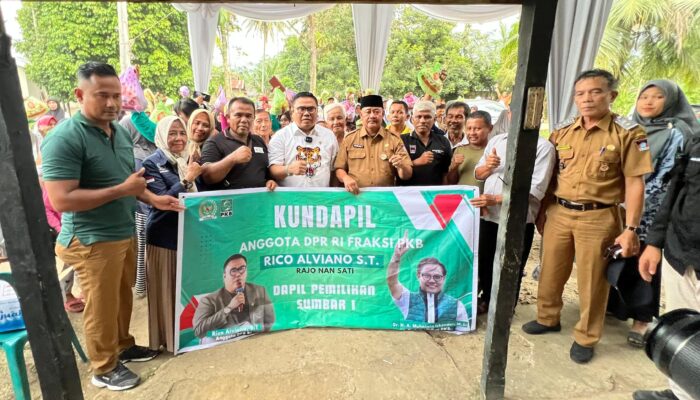 Anggota DPR RI, Rico Alviano Serahkan Bantuan untuk Masyarakat Kota Padang