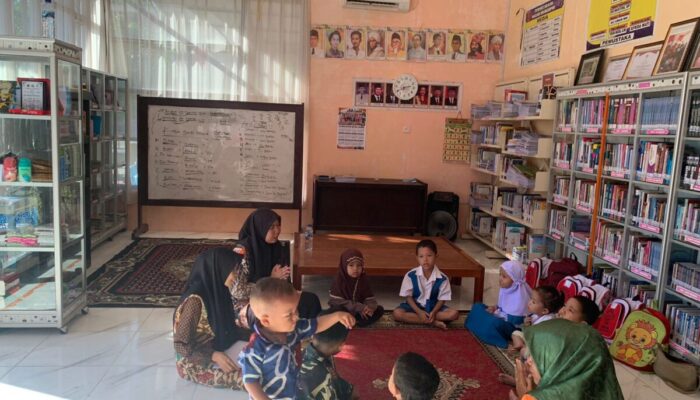Perkenalkan Buku Sejak Dini, Perangkat Nagari Manggopoh Fasilitasi Kunjungan TK Mandeh Siti ke Perpustakaan Nagari