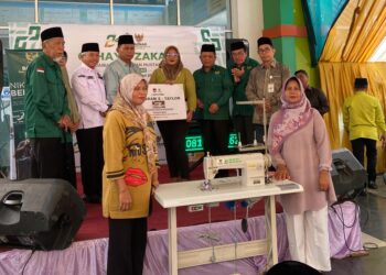 Pimpinan Baznas Kota Padang bersama mitra menyerahkan secara simbolis bantuan mesin jahit kepada tiga orang penerima manfaat. YESI