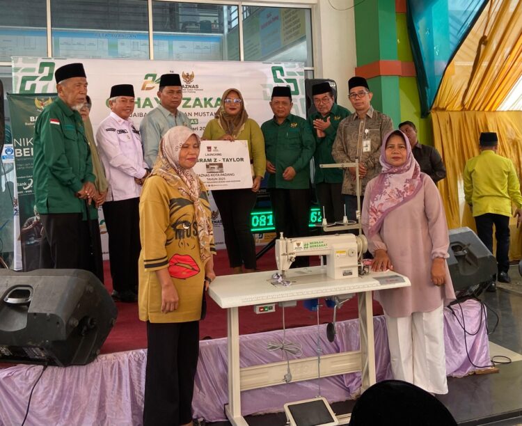 Pimpinan Baznas Kota Padang bersama mitra menyerahkan secara simbolis bantuan mesin jahit kepada tiga orang penerima manfaat. YESI