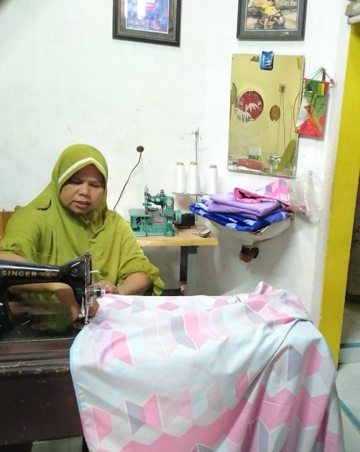 Ratnawati (52) salah seorang penerima bantuan pemberdayaan ekonomi kreatif dari Baznas