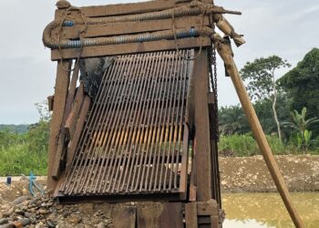 Polisi Sita Alat Berat, 8 Pelaku Tambang Emas Ilegal Ditangkap di Sumbar!