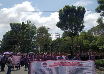 Perangkat Nagari “Seruduk” Kantor Bupati Agam, Ini Tuntutan Pendemo!