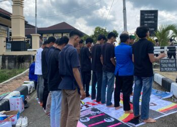 Kapolres Tak Kunjung Hadir, Pendemo Salat Zuhur di Depan Mapolres Dharmasraya