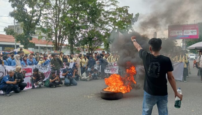Demonstrasi Indonesia Gelap, Mahasiswa Sumbar Kartu Merah Pemerintahan Prabowo Gibran