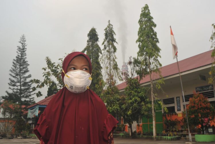 Siswa SDN 19 Sijantang koto harus beraktivitas di tengah udara tercemar menyesakkan dada hasil pembakaran batu bara PLTU Ombili. TREN ASIA