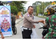 Satlantas Polres Pasaman Bagikan Ratusan Nasi Bungkus