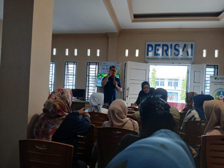 Kepala Operasional PT Damko Manggala Utama, Adril Syukri saat Pelatihan Keagenan di Kantornya Jalan Belanti Raya No.74 Padang, Sabtu (22/2). AFRIANITA