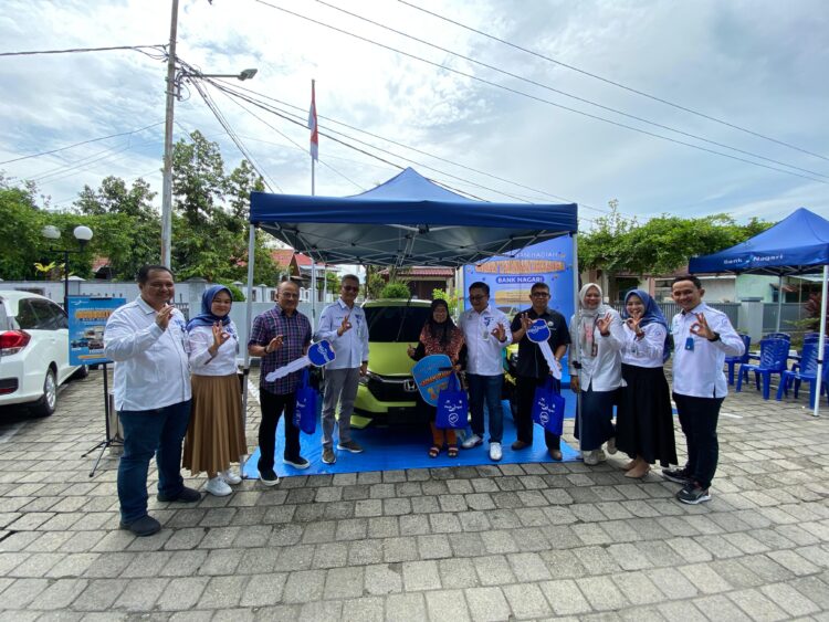 Hadiah satu unit mobil Honda Brio dan dua unit sepeda motor Yamaha diserahkan oleh Direktur Operasional Bank Nagari Zilfa Efrizon, didampingi Pimpinan Cabang Bank Nagari Siteba Eka Warisman Telaumbanua, Selasa (25/2). AFRIANITA