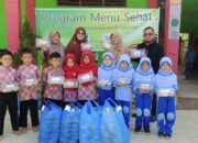 Komite SDIT Marhamah Solok Selatan Bagikan 421 Paket Menu Sehat