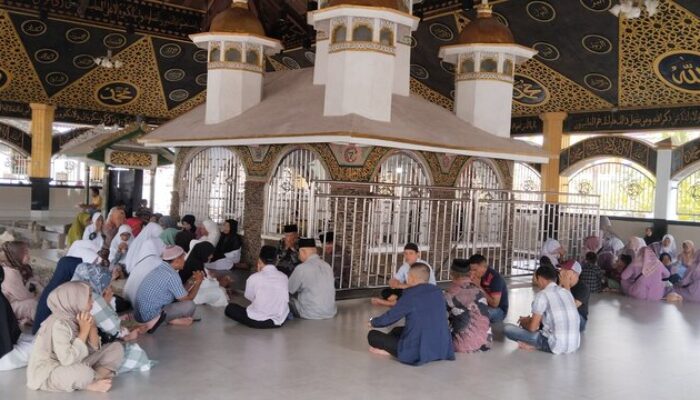 Sambut Ramadan, Ratusan Peziarah Datangi Makam Syekh Burhanuddin di Ulakan Tapakis