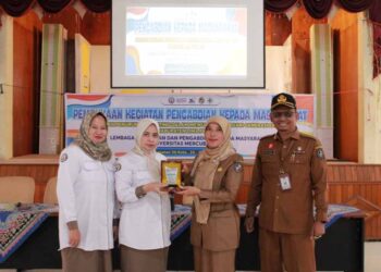 Rektor Universitas Mercubaktijaya, Ises Reni, didampingi Kepala LPPM Universitas Mercubaktijaya, Yani Maidelwita, menyerahkan plakat kepada Kepala Dinas Kesehatan Kabupaten Lima Puluh Kota, Yulia Masna, didampingi sekretaris dinas, Deni Hendra Suryadi.