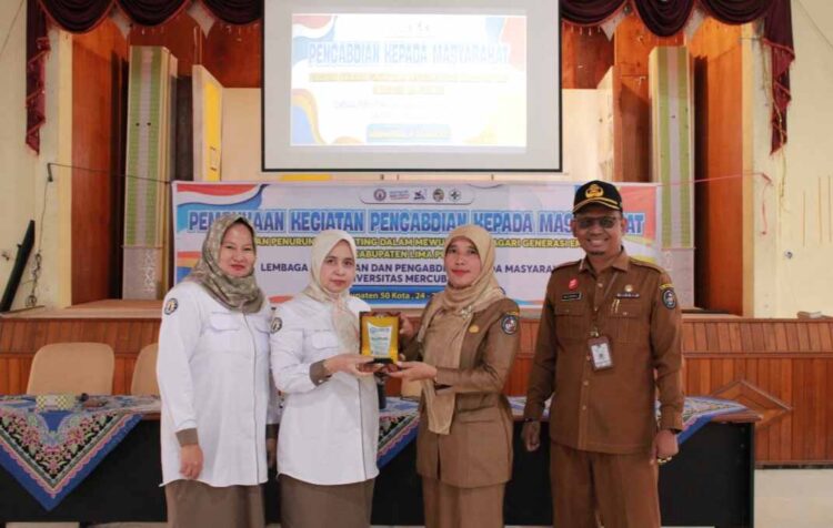 Rektor Universitas Mercubaktijaya, Ises Reni, didampingi Kepala LPPM Universitas Mercubaktijaya, Yani Maidelwita, menyerahkan plakat kepada Kepala Dinas Kesehatan Kabupaten Lima Puluh Kota, Yulia Masna, didampingi sekretaris dinas, Deni Hendra Suryadi.