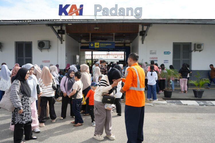PT Kereta Api Indonesia (Persero) Divisi Regional II Sumatera Barat mengajak 36 anak dari Panti Asuhan An-nisa’ Kota Padang menggunakan KA Pariaman Ekspres relasi Padang – Pariaman PP secara gratis, Sabtu (1/2). IST