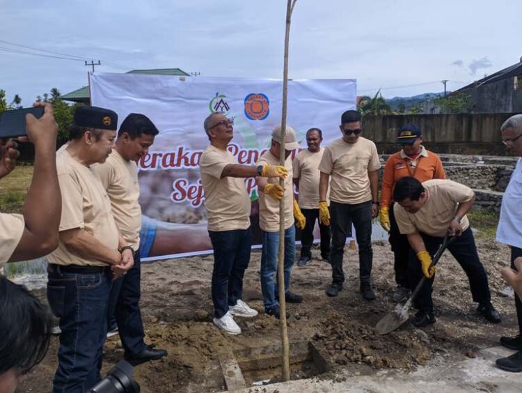 Pengurus REI Sumbar melakukan penanaman pohon di Perumahan Yaya Garden. Ipat