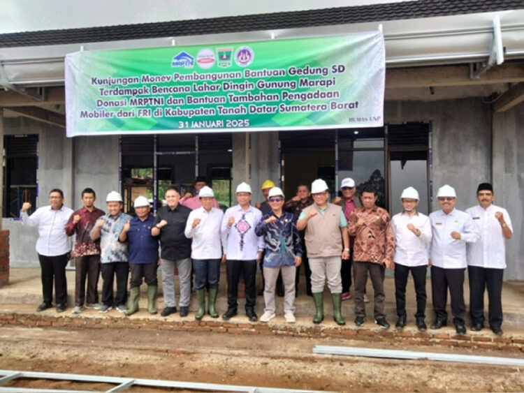Rektor UNP, Krismadinata, bersama MRPTNI melakukan kunjungan ke lokasi pembangunan SDN 11 Lawang Mandahiling di Kecamatan Salimpauang, Kabupaten Tanah Datar. IST