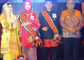 Pemenang Uda dan Uni foto dengan Pj Wako Padang Andree Algamar dengan istri. ist