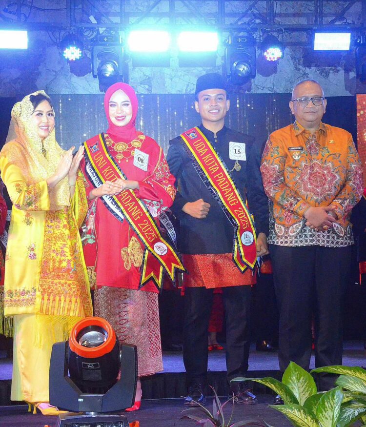 Pemenang Uda dan Uni foto dengan Pj Wako Padang Andree Algamar dengan istri. ist