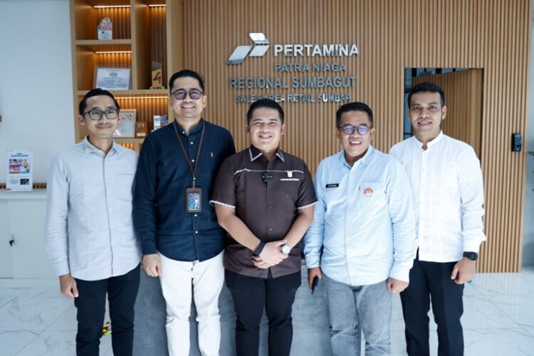 Wakil Ketua DPRD Sumbar, Muhammad Iqra Chissa bersama Kepala Bapenda Sumbar, Syefdinon berfoto bersama dengan jajaran Pertamina Patra Niaga Sumbar