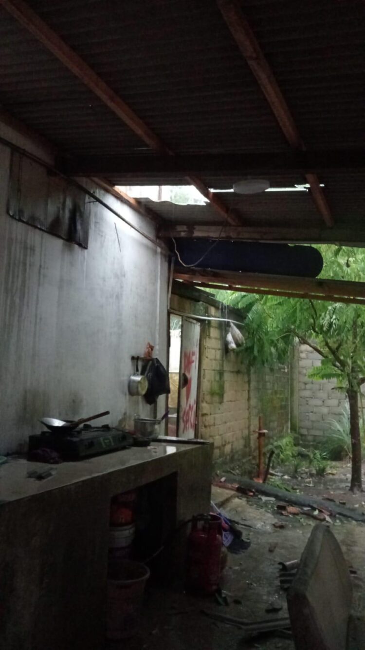 Atap rumah warga beterbangan akibat angin puting beliung yang terjadi di Kabupaten Lampung Timur, Provinsi Lampung pada Rabu (4/2).
Sumber Foto: BPBD Kabupaten Lampung Timur