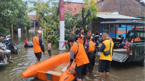 Tim BPBD Kabupaten Demak  melakukan pendataan dan penanganan banjir, di wilayah Kabupaten Demak, pada Selasa (4/2). Sumber foto: BPBD Kabupaten Demak