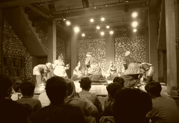 Pertunjukan randai oleh Sanggar Seni Legusa Saiyo (Lima Puluh Kota) pada FNJ Tgl3 di Gedung Manti Menuik Ladang Tari Nan Jombang, Balai Baru, Kota Padang, beberapa hari lalu. KIKI NOFRIJUM